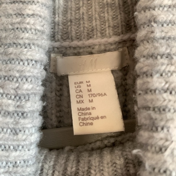 H&M Grey Turtleneck Sweater Size M Pullover Winter Top Women’s Top Chunky Chic - Picture 3 of 3